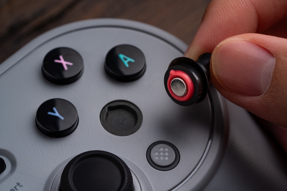 8BitDo Pro 3 has magnetic ABXY buttons